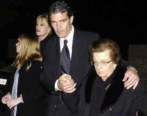 Antonio Banderas regresa al trabajo después de la  muerte  de su padre