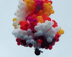 Buscan al cura que se ató con mil globos